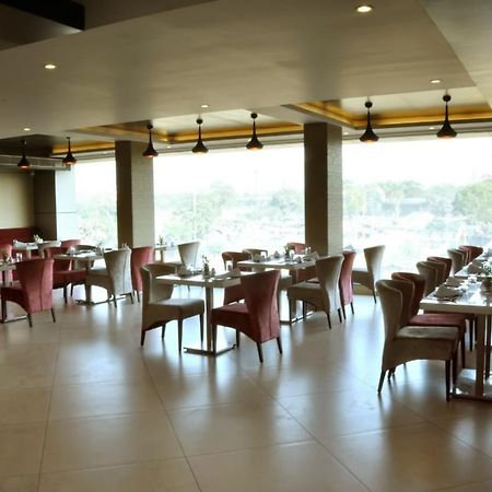 Kc Manor Hotel Dzsamsedpur Kültér fotó
